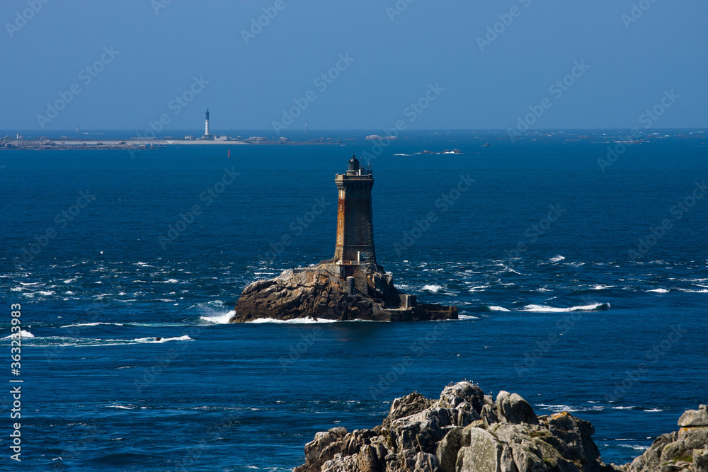 francja , Bretania , sierpień 2014 , Point du Raz , latarnia morska oraz Ile de Sein - obrazy, fototapety, plakaty 