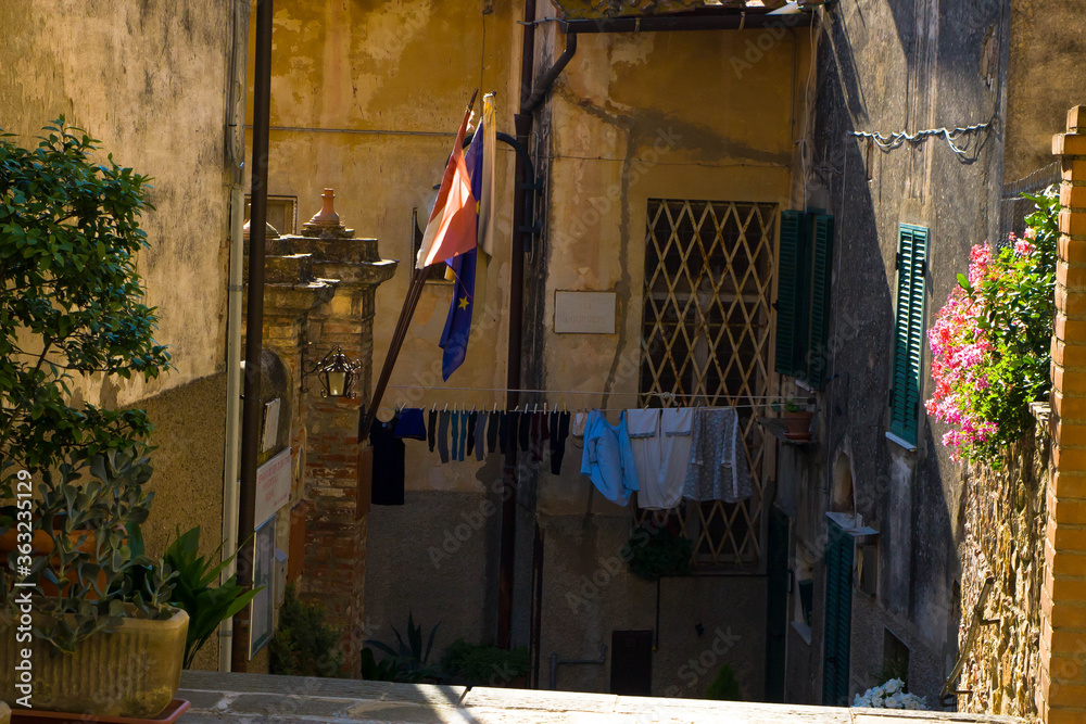 Naklejka premium Włochy , Toskania , sierpień 2010 , suszące się pranie w zaułku w Montepescali