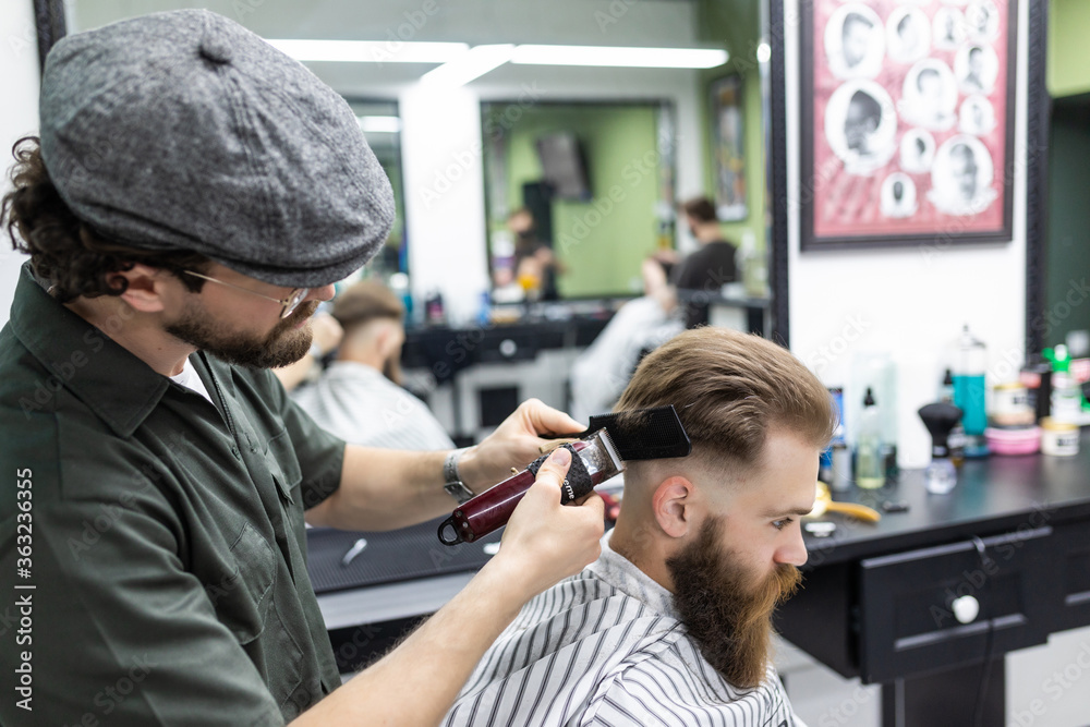 Fotografie Making haircut look perfect