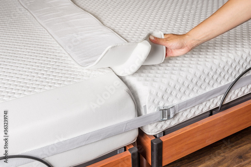 Connector for Twin Beds - Gap Filler Pad with Strap - Quickly Create King Size Bed - Mattress Connector
