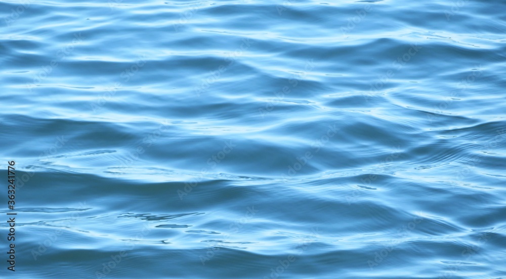 Naklejka premium Light blue water surface with soft waves on Florida river, natural background 