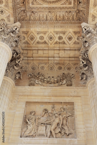 Φωτογραφία Bas-reliefs below the peristyle alongside the Corinthian columns of the Pantheon