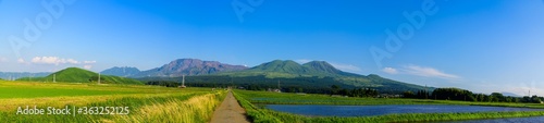美しい阿蘇五岳の風景　パノラマ風景写真
最高に美しい大自然の絶景風景
新緑・初夏
日本
Beautiful Aso Gogaku landscape panoramic scenery photo
The most beautiful scenery of nature
Fresh green/early summer
Japan