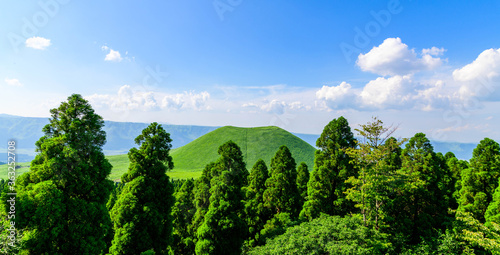 米塚火山風景　パノラマ写真
阿蘇山への道に米塚火山の名残
初夏・新緑の晴天の美しい風景
高さ80メートルの小さな山ですが、れっきとした火山です
頂上の窪みは噴火の名残です。
Yonezuka volcano landscape panoramic photo
The remains of Yonezuka volcano on the way to Mt. Aso photo