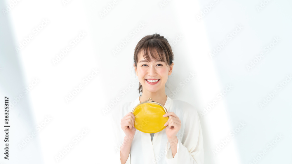 財布を持つ女性 財布を持つ女性