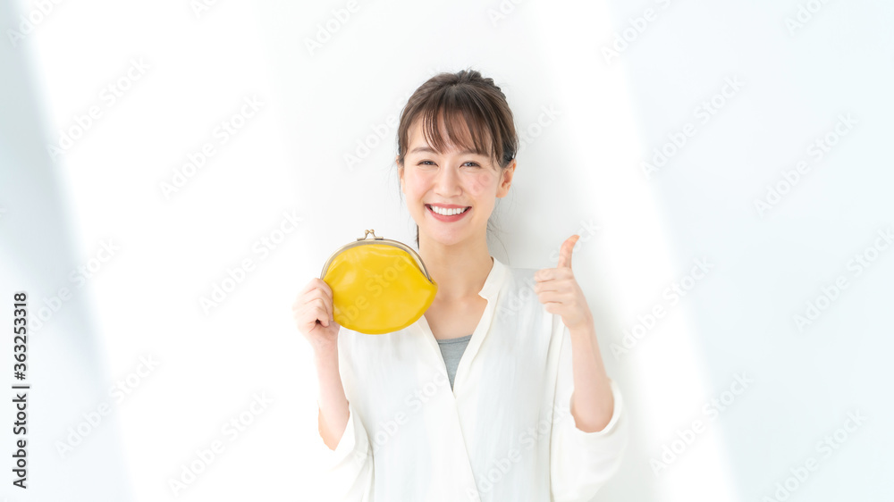 財布を持つ女性