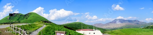 阿蘇草千里展望台から阿蘇山と草千里ヶ浜のパノラマ風景写真
最高に美しい大自然の絶景風景
新緑・初夏
日本
Panoramic view of Mount Aso and Kus Senrigahama from Aso Kussenri Observatory
The most beautiful scenery of nature
Fresh green/early summer
Japan photo
