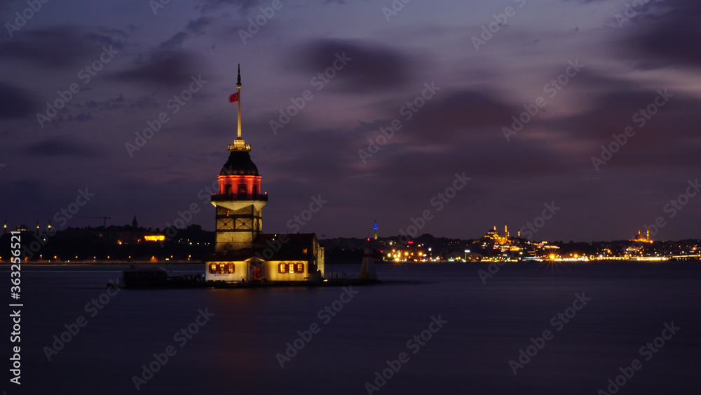 Fototapeta premium Maiden's tower in the evening, symbol of Istanbul