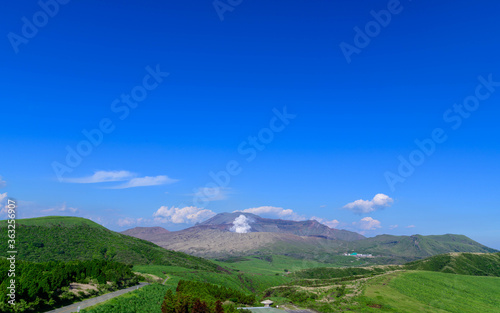 阿蘇草千里展望台から阿蘇山と草千里ヶ浜のパノラマ風景写真
最高に美しい大自然の絶景風景
新緑・初夏
日本
Panoramic view of Mount Aso and Kus Senrigahama from Aso Kussenri Observatory
The most beautiful scenery of nature
Fresh green/early summer
Japan photo