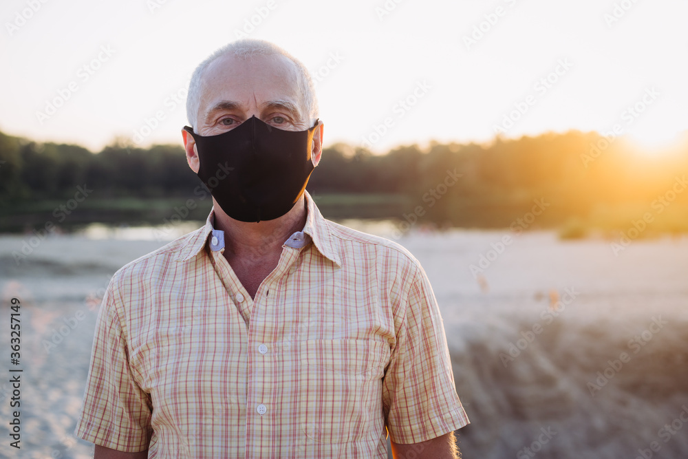 Senior man wearing a mask to prevent germs, toxic fumes, and dust. Prevention of bacterial infection Coronavirus Senior man wearing a mask to prevent germs, toxic fumes, and dust. Prevention of bacterial infection Coronavirus