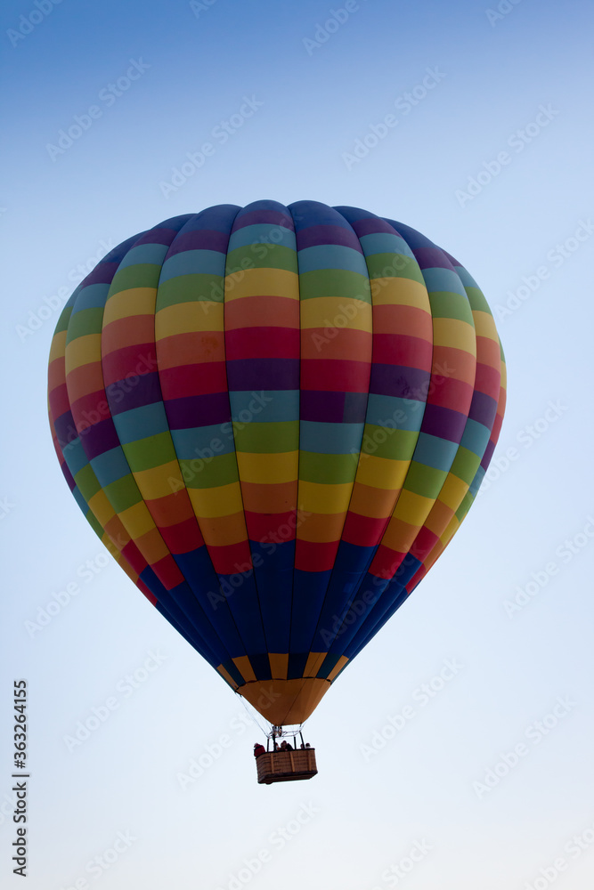 Fototapeta premium Balon na ogrzane powietrze unoszący się na niebie