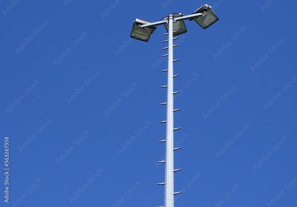 Flutlichtmast an einer kleinen Sportanlage Flutlichtmast an einer kleinen Sportanlage