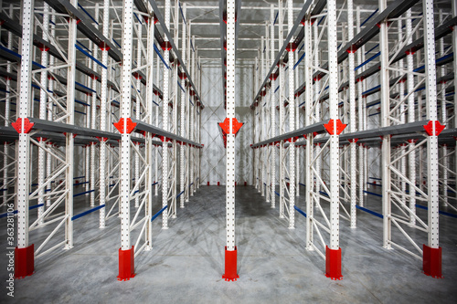 Obraz na płótnie Warehouse Cantilever Racking Systems for storage Aluminum Pipe or profiles. Pallet Rack and Industrial Warehouse Racking. Steel profiles. Interior of Empty Big Huge Warehouse. w salonie