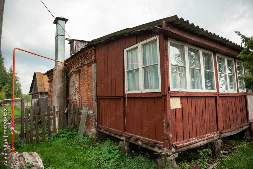 A crumbling old house