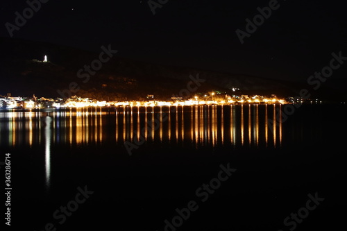 die stadt basks auf krk bei nacht