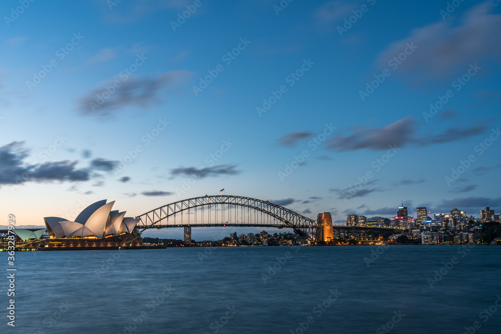 Obraz premium Sydney harbor skyline at night with Sydney harbor bridge, NSW, Australia