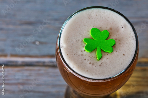 Fotografia St Patrick's day beer with green shamrock