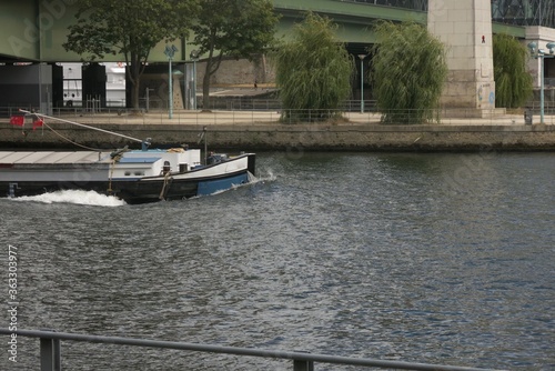 Péniche sur la seine a paris en plein été 
