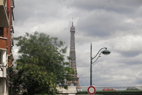 haut de la tour Eiffel avec un arbre et un lampadaire 