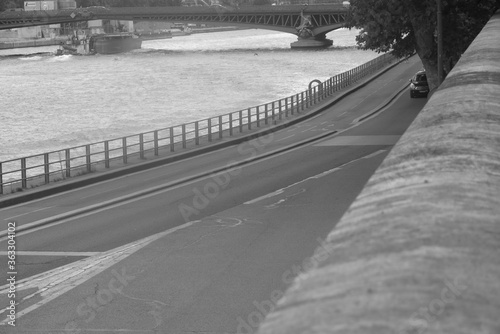 Tour eiffel depuis le Trocadero apres le confinement avec des touristes