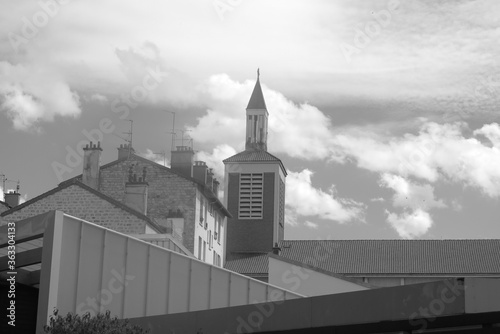 église dans une petite ville parisienne pendant une journée ensoléillée  