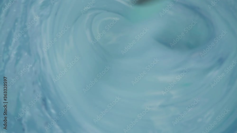 Mezclando pintura azul en bote Mezclando pintura azul en bote