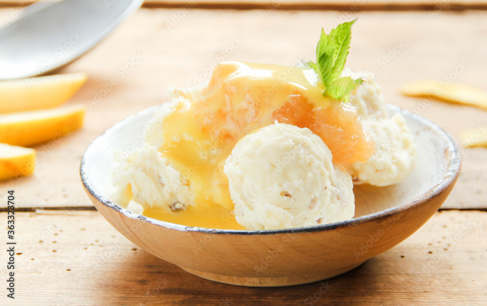 Eisbecher Kugel Eis Kugeleis Vanille Vanilleeis mit Apfelmus und ... Eisbecher Kugel Eis Kugeleis Vanille Vanilleeis mit Apfelmus und ...