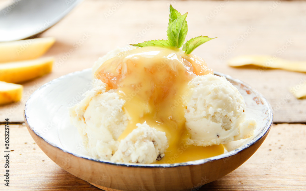 Eisbecher mit Apfelmus und Eierlikör Vanilleeis Eis Schale Dessert Eisbecher mit Apfelmus und Eierlikör Vanilleeis Eis Schale Dessert