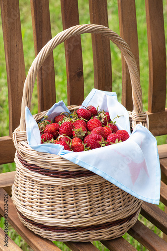 Fotografie the basketful with ripe strawberry