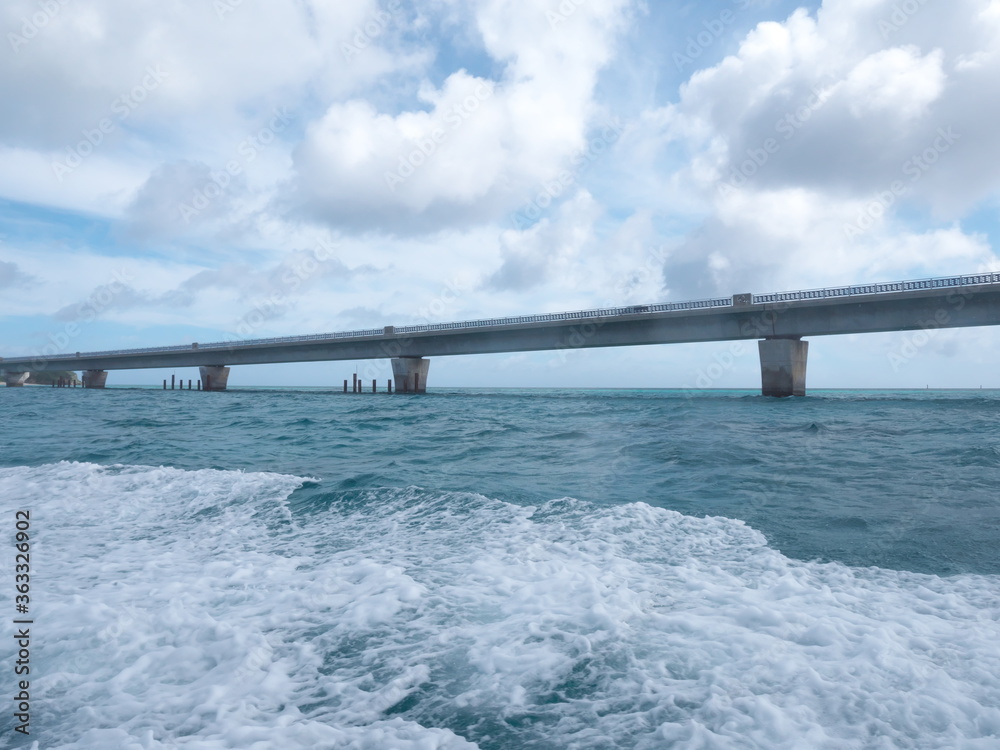 Obraz premium Okinawa,Japan-June 20, 2020: Ikema bridge viewed from a boat passing under the bridge