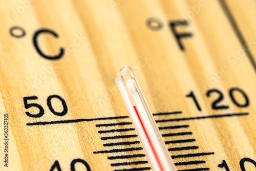 Foto .A macro shot of a classic wooden thermometer showing a temperature over 50 degr