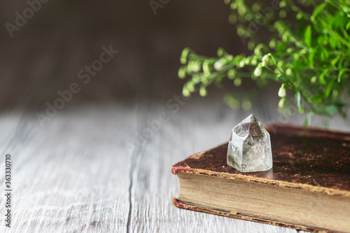 Foto Old book and mineral stones crystals