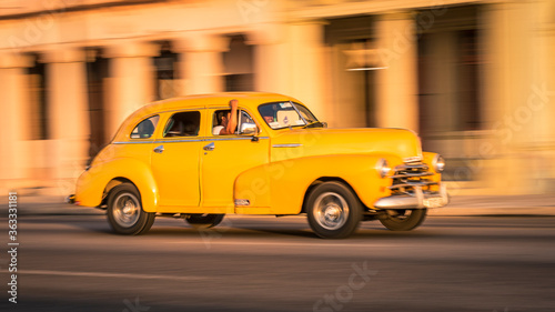Auto clásico en el malecón de La Habana al atardecer