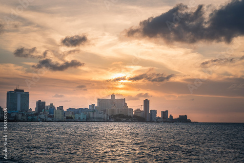 Atardecer en el Malecón de La Habana © damian