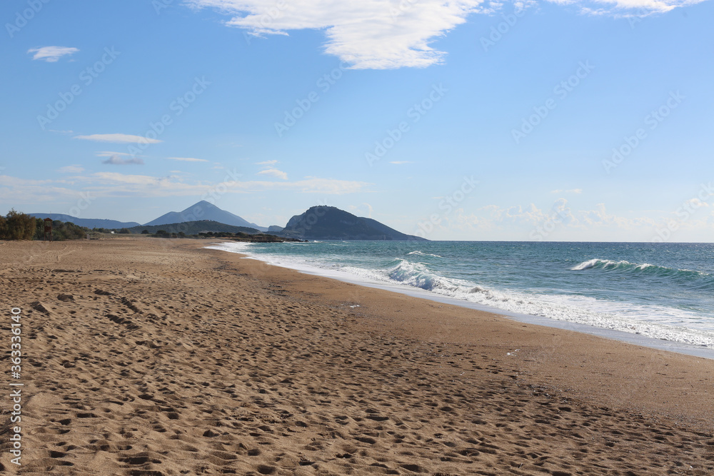 Einsamer Strand in Griechenland am Peloponnes in Navarino, menschenleer, wellen brechen am sandstrand Einsamer Strand in Griechenland am Peloponnes in Navarino, menschenleer, wellen brechen am sandstrand