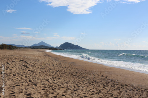 Einsamer Strand in Griechenland am Peloponnes in Navarino, menschenleer, wellen brechen am sandstrand
