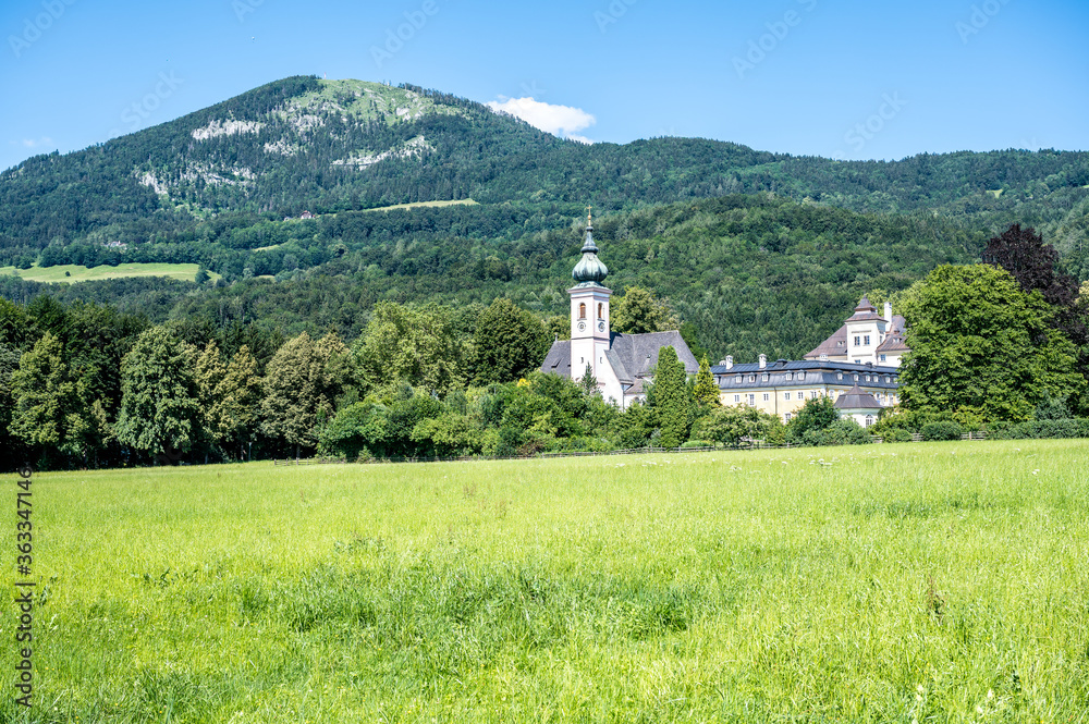 Fototapeta premium Schloss Aigen und Pfarrkirche Aigen in Salzburg am Fuß des Gaisbergs