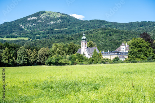 Schloss Aigen und Pfarrkirche Aigen in Salzburg am Fuß des Gaisbergs
