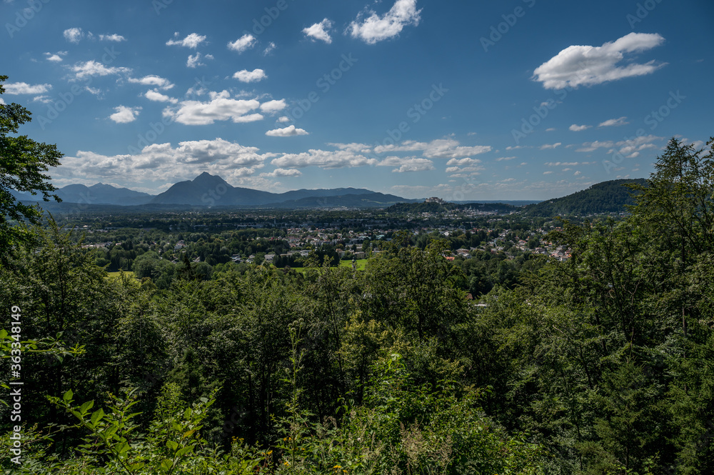 Salzburger Becken mit Untersberg und Festung