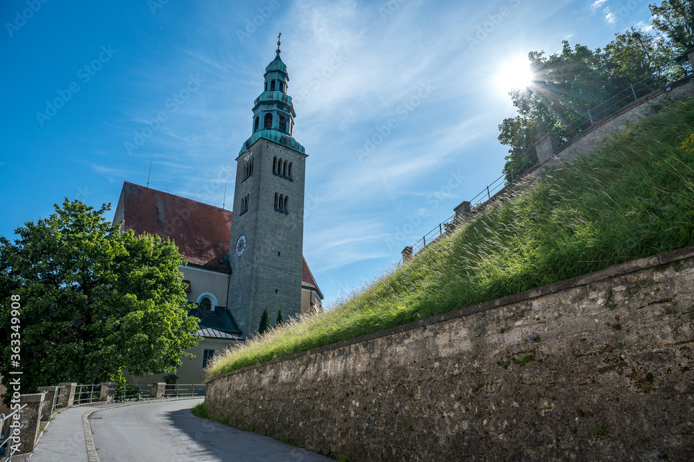 Fototapeta premium Pfarrkirche Salzburg-Mülln im Sonnenschein