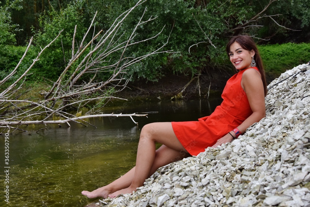 Fototapeta premium Jeune femme qui profite de la nature