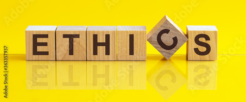Quadro su tela ethics word background on wood blocks, yellow background