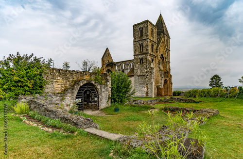 Fotografie, Obraz Ruins of Zsambek monastery church