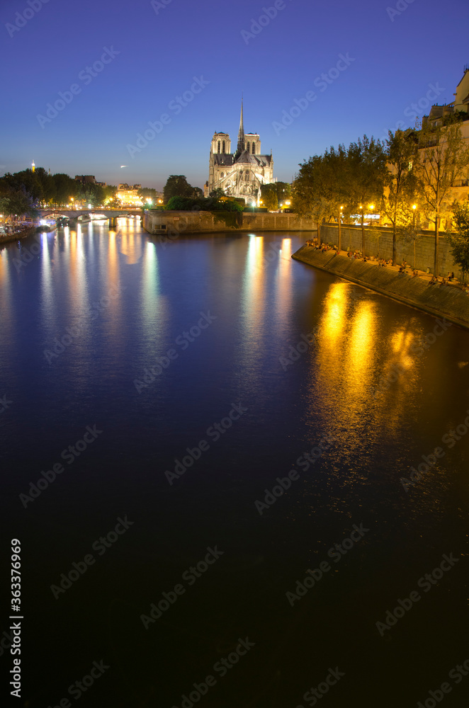Fototapeta premium Notre Dame cathedral and seine river at dusk in Paris, France.