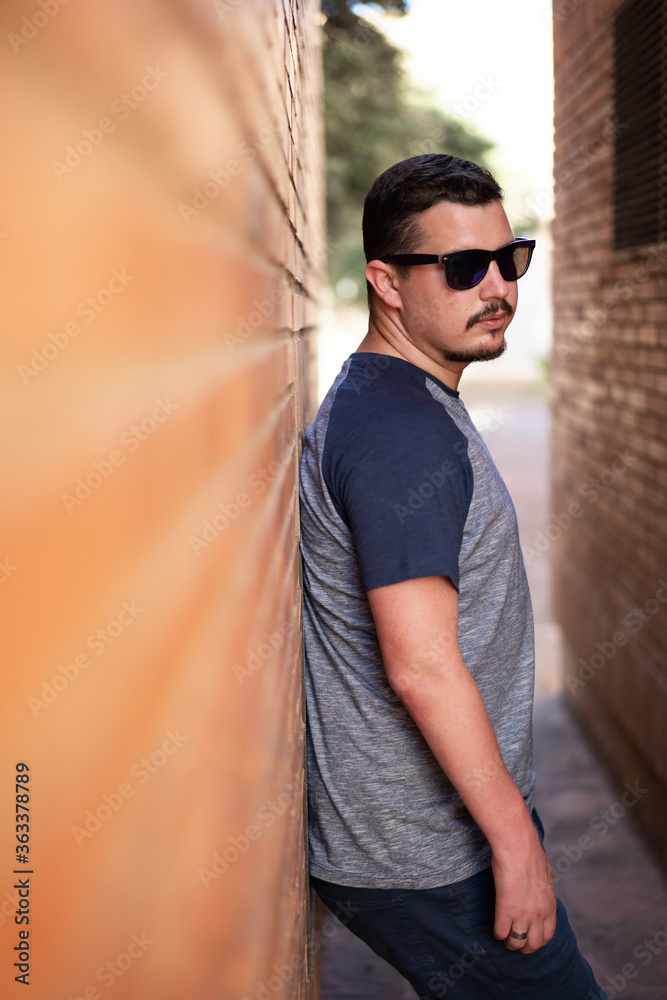 Chico rudo posa en un pasillo de ladrillos Stock Photo | Adobe Stock