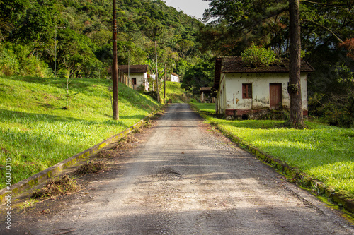 Country road in the village © CLAUDENIL