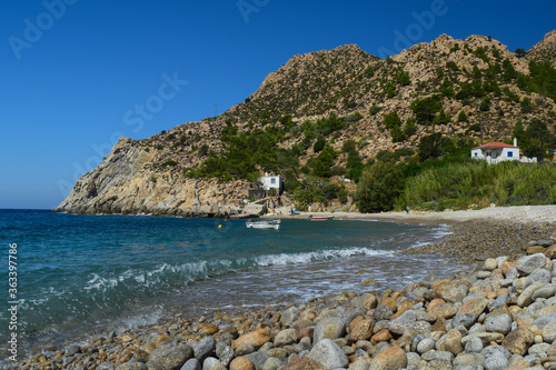 View of trapalo beach with mountains behind in Ikaria island Fototapet