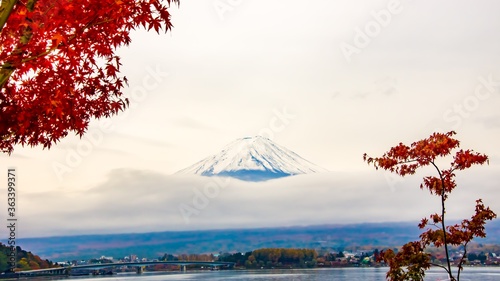 富士山と紅葉〜河口湖畔から