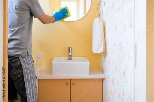 洗面所の清掃作業