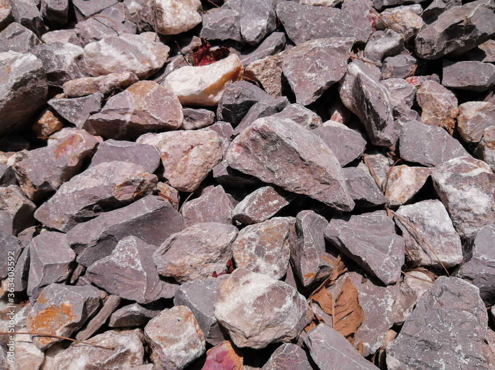 rocas o piedras de colores,  gris y blanco 